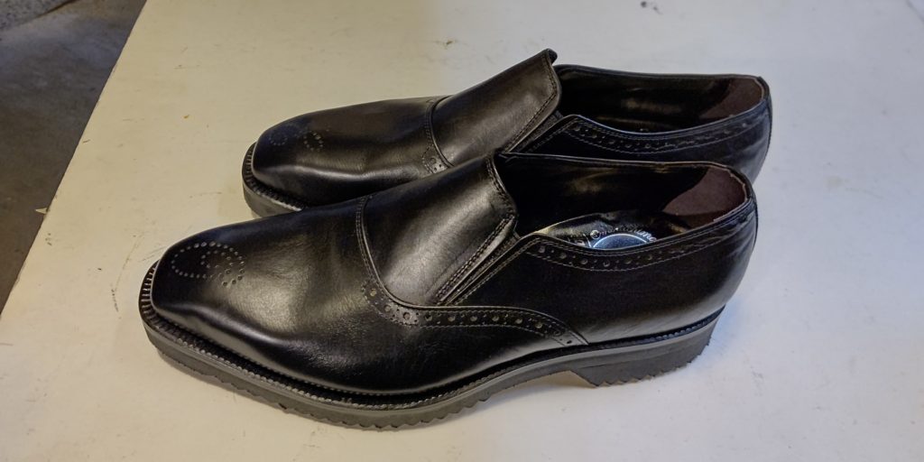 イニシャルメダリオンスリッポン・カーフ革・ブラック - オーダメイドで靴を作るリバーフィールド「八幡靴」